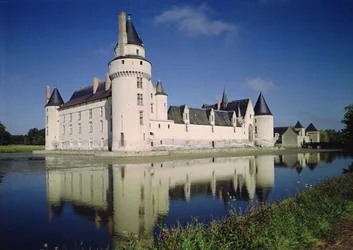 Ansicht des Bergfrieds und der Süd- und Ostfassaden des Château du Plessis-Bourré, erbaut 1468-73